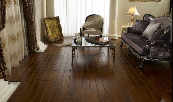  優(yōu)等品實木地板，呈現(xiàn)出的天然原木紋理和色彩圖案，給人以自然、柔和、富有親和力的質(zhì)感，同時有東暖夏涼、觸感好的特性。