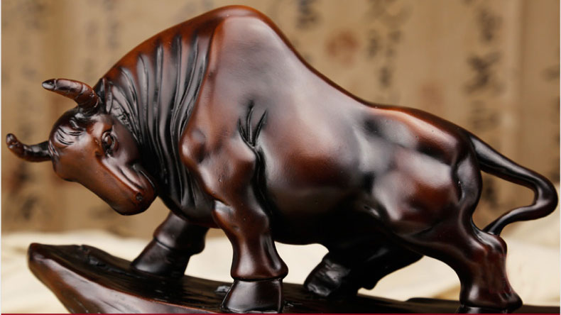 低頭向前的勁牛，象征著堅韌執(zhí)著