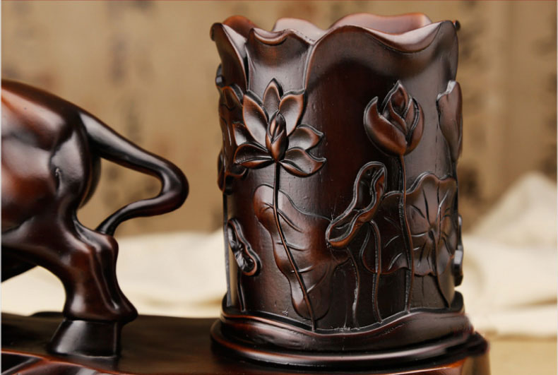 筆筒成聚財之狀，寓意財源滾滾而來