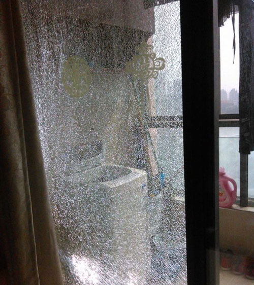 家里鋼化玻璃自爆了，應(yīng)該怎么處理