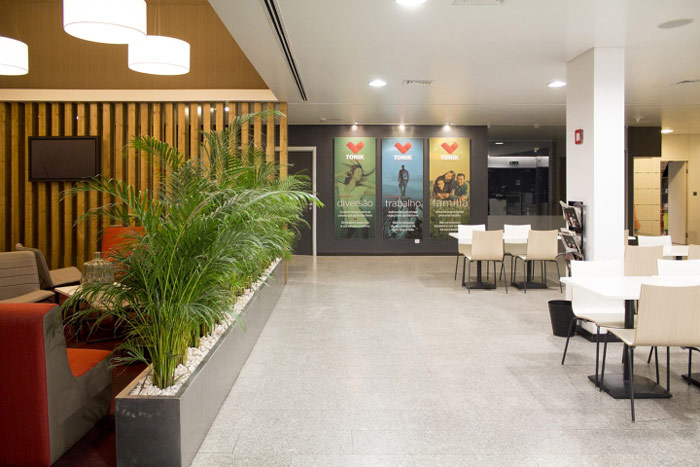 健康俱樂(lè)部辦公室圓桌區(qū)域空間裝修設(shè)計(jì)效果圖