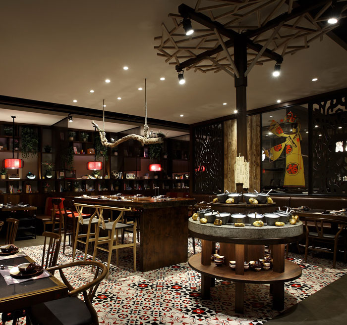 沉穩(wěn)、古樸、自然、寧靜的火鍋店擺放區(qū)域方案設(shè)計效果圖