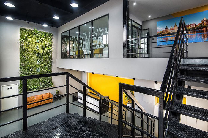 展示器材公司辦公室樓梯裝修設(shè)計效果圖