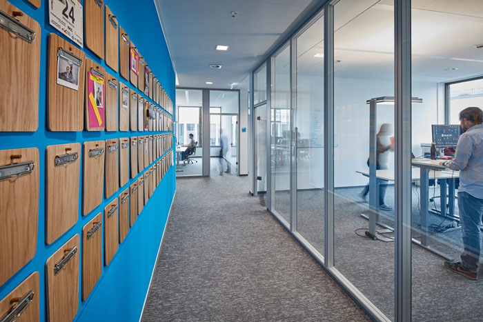 技術(shù)公司辦公室過道裝修設(shè)計(jì)效果圖