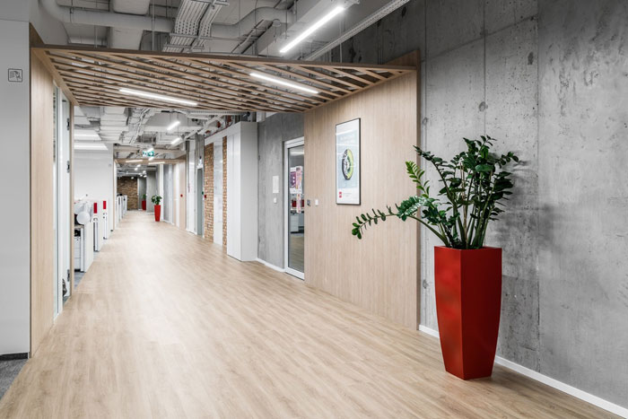 科技感辦公室辦公區(qū)過道裝修設(shè)計效果圖