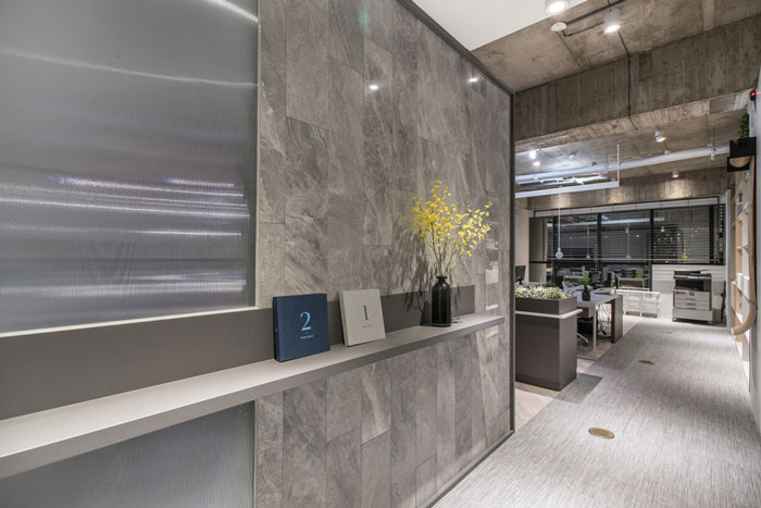 灰色系辦公室進門區(qū)裝修設計效果圖