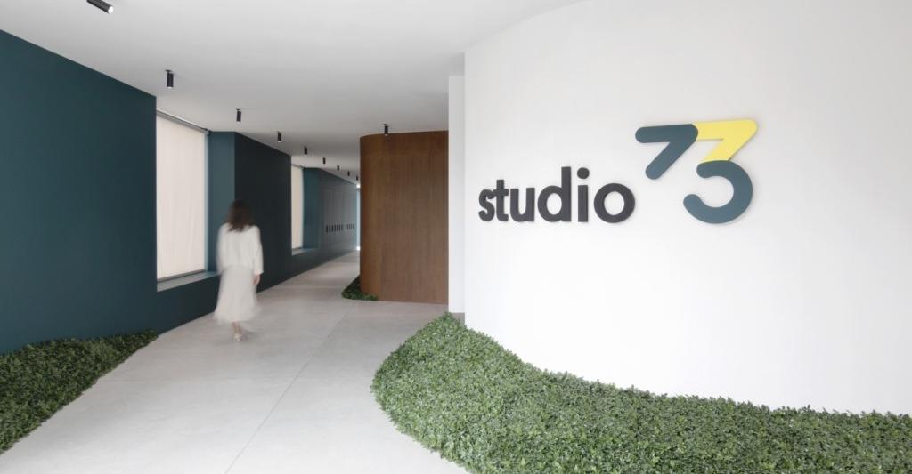 辦公室門(mén)口