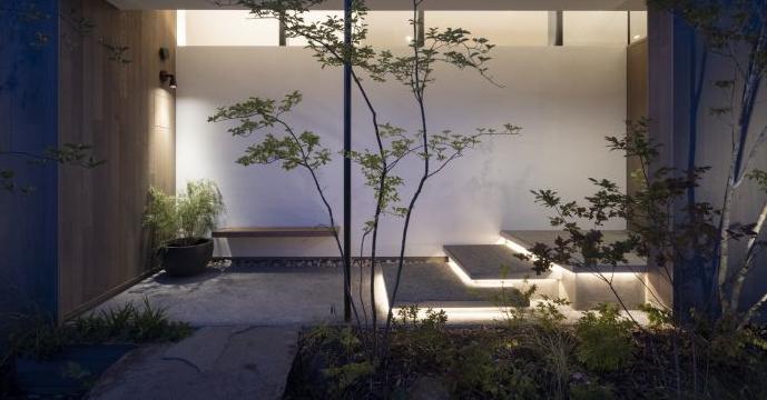 別墅進(jìn)門(mén)夜間